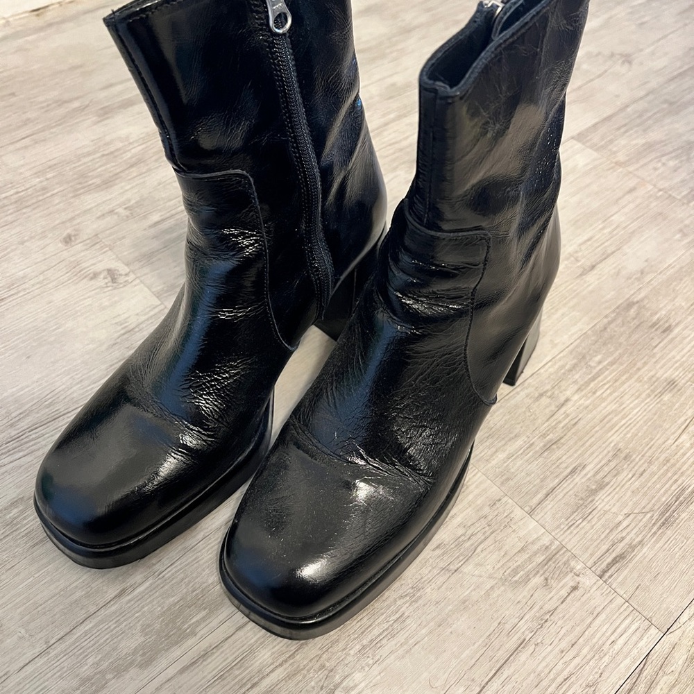 L’intervalle Glossy Black Leather Heeled Boots with Square Toe